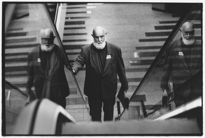 351529 Portret van Theo Rijks die met een petitie van tegenstanders van de Betuweroute in de hand de roltrap naar de ...